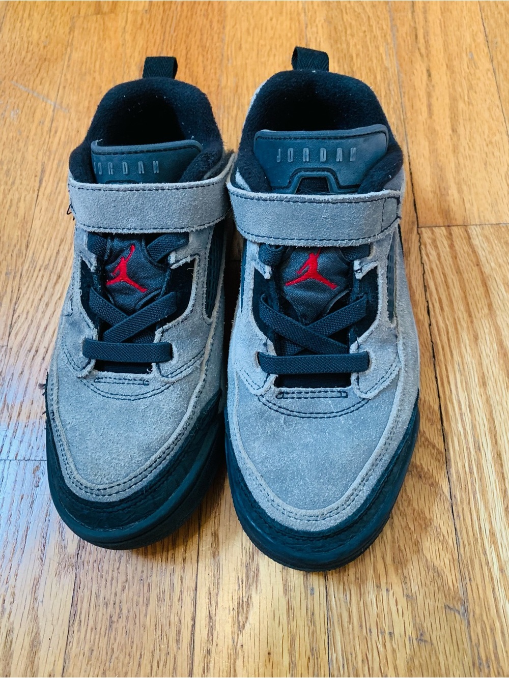 Nike Jordan Spizike Low in the Anthracite/Gym Red Kids 1 Y , Gray Suede leather,